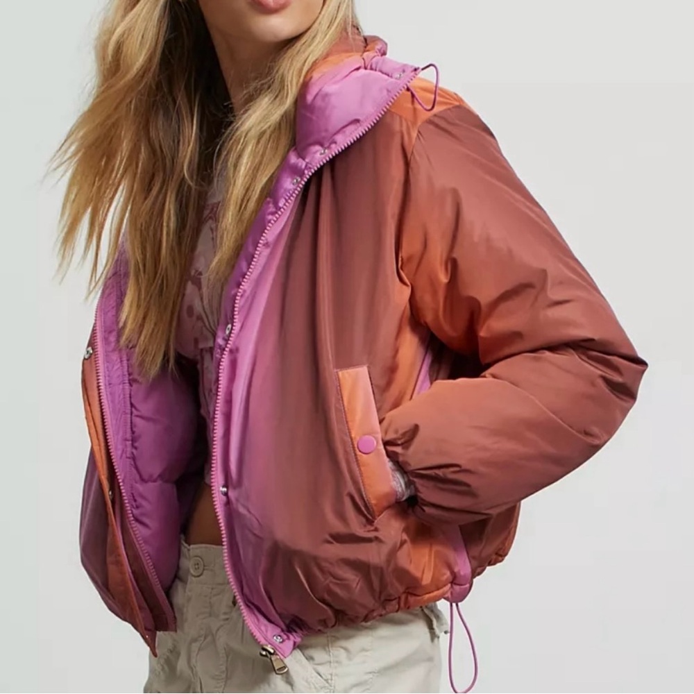 NWT BDG Isla Lightweight Funnel Neck Puffer Jacket
UO size S in Red Multi